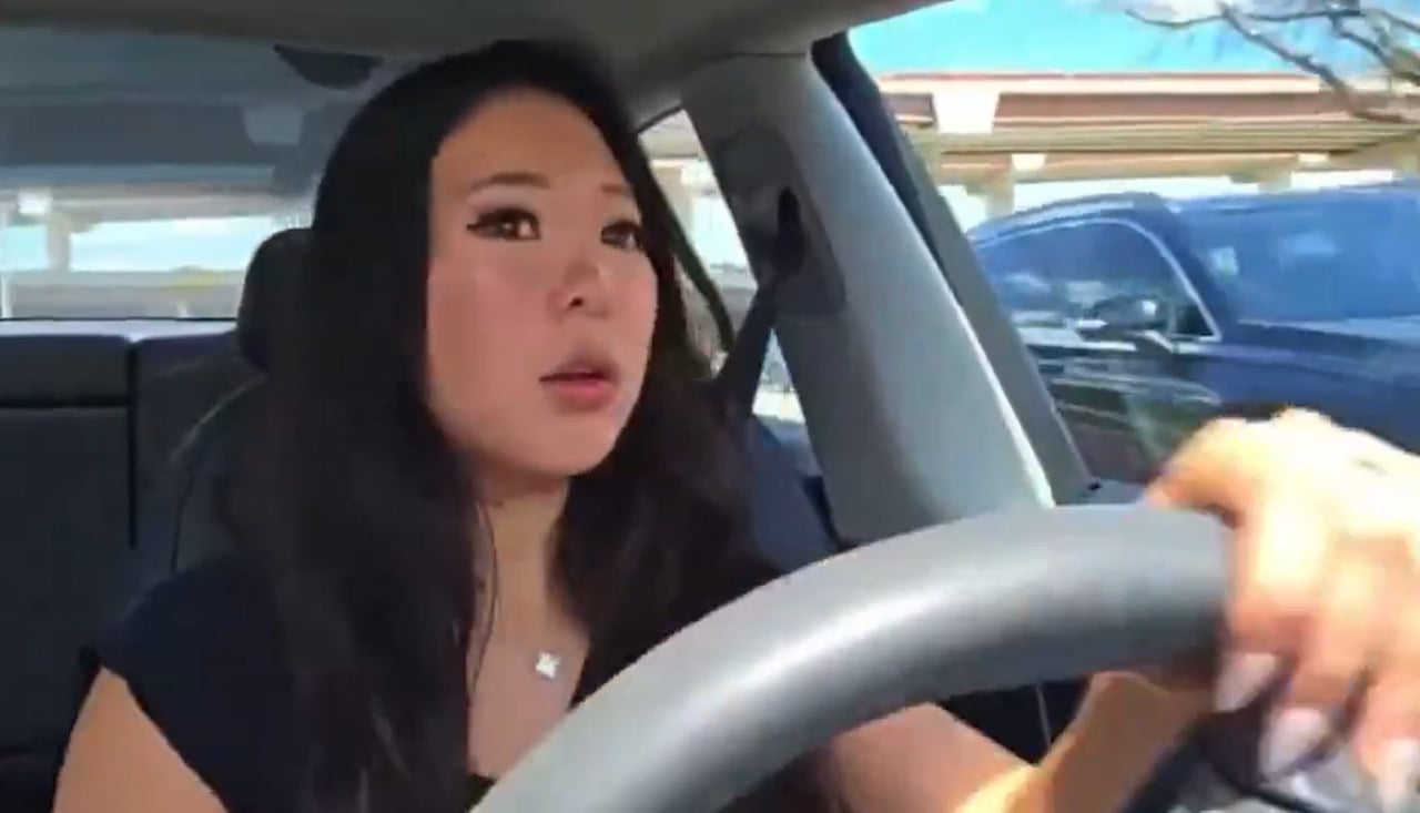 ExtraEmily, baneada de Twitch tras casi provocar un accidente de tráfico en directo