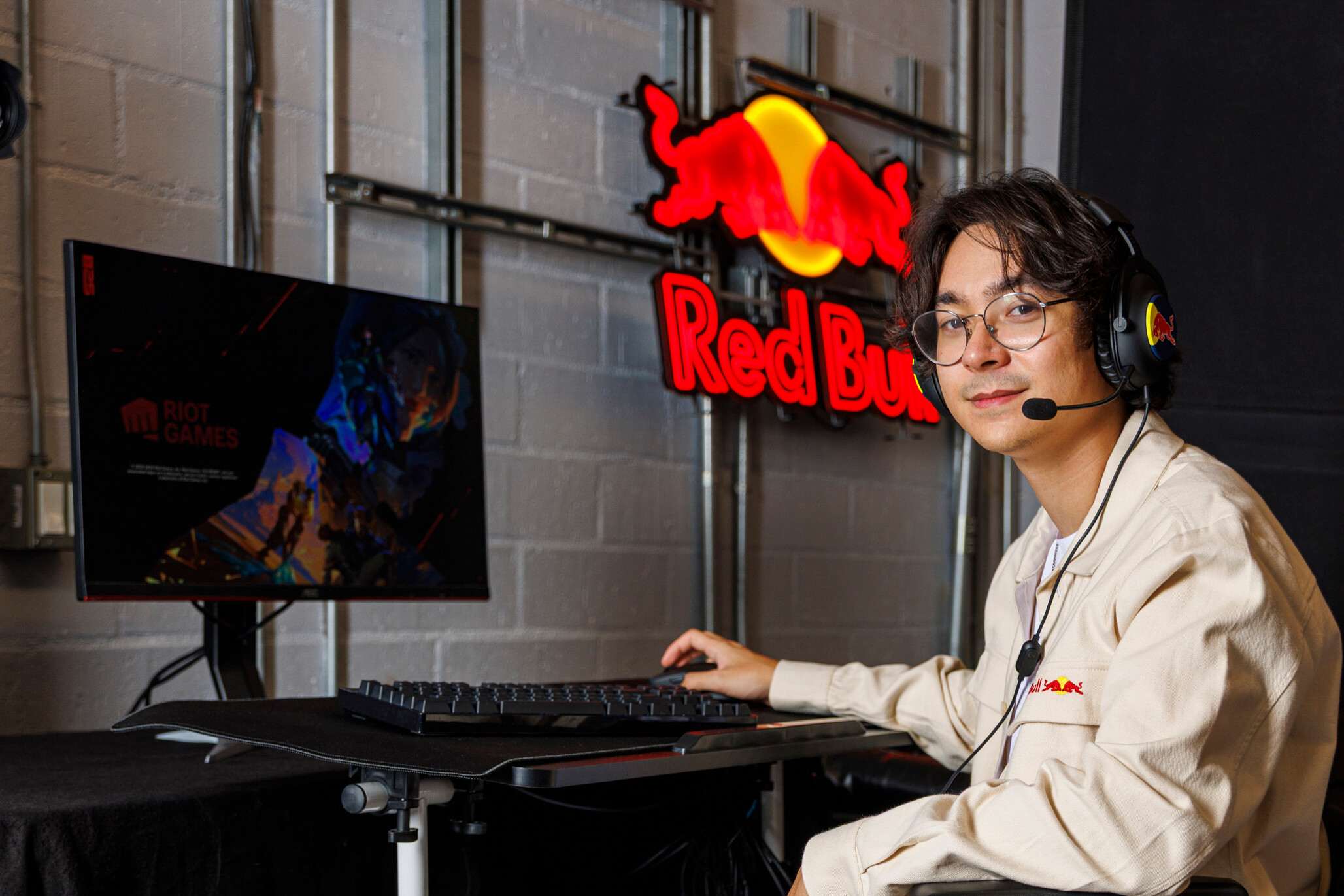 TenZ en un setup competitivo de VALORANT con equipamiento Red Bull